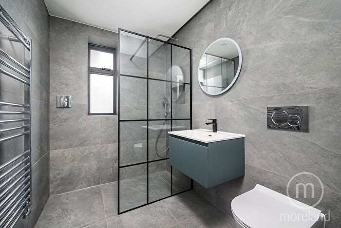 2 Bedroom Flat To Rent In Corringham Road, Golders Green, London, NW11