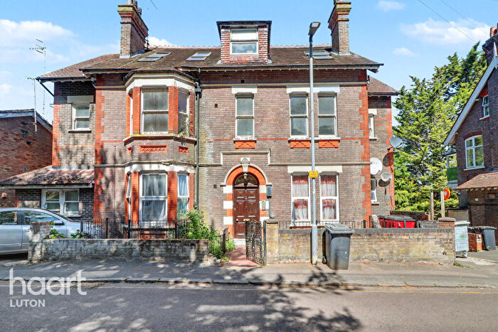 2 Bedroom Apartment For Sale In Downs Road, Luton, LU1