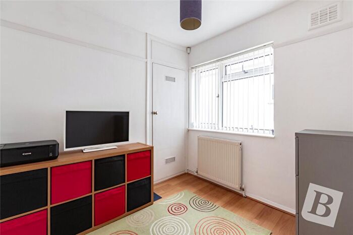 3 Bedroom Bungalow For Sale In Derby Avenue, Upminster, RM14