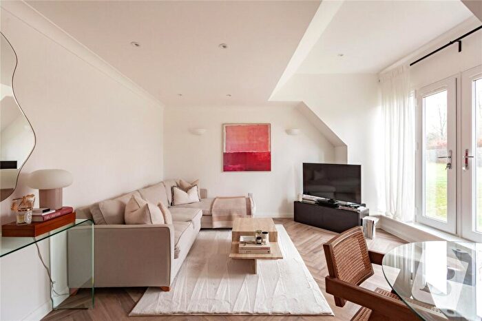 2 Bedroom Apartment For Sale In Cornsland Close, Upminster, RM14