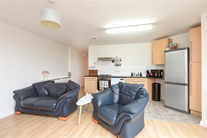2 Bedroom Flat For Sale In Lumley Road, Horley, Surrey, RH6