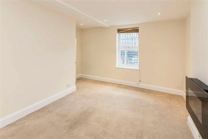 2 Bedroom Flat To Rent In High Street, Teddington, TW11