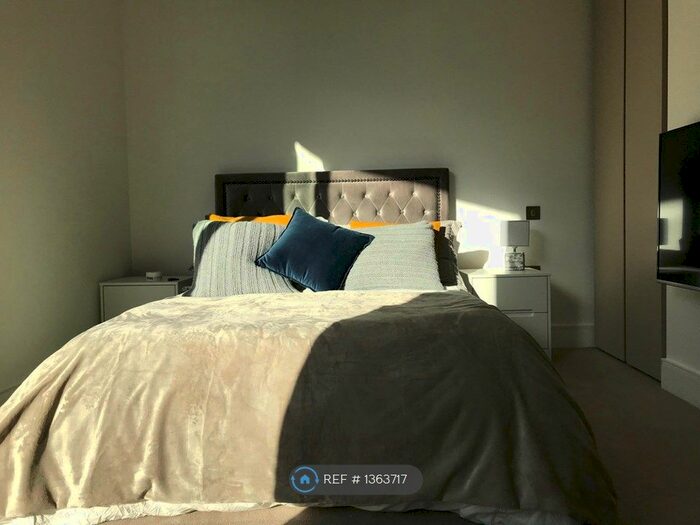 2 Bedroom Flat To Rent In Carrara Tower, London, EC1V