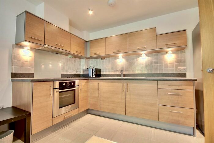 2 Bedroom Flat To Rent In Richmond House, Bonfire Corner, Portsmouth, PO1