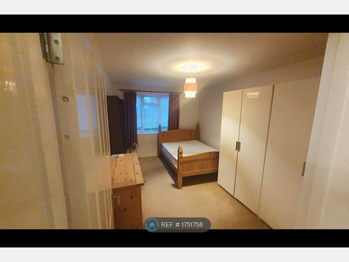 2 Bedroom Flat To Rent In Lark Avenue, Staines-Upon-Thames, TW18