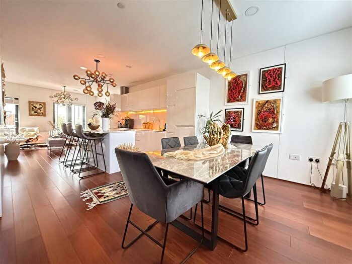 3 Bedroom Town House For Sale In Sandywell Lane, Salford, M3