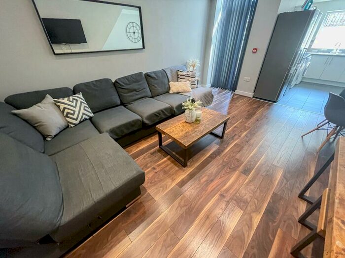 5 Bedroom House To Rent In Channell Road ( Beds), L6