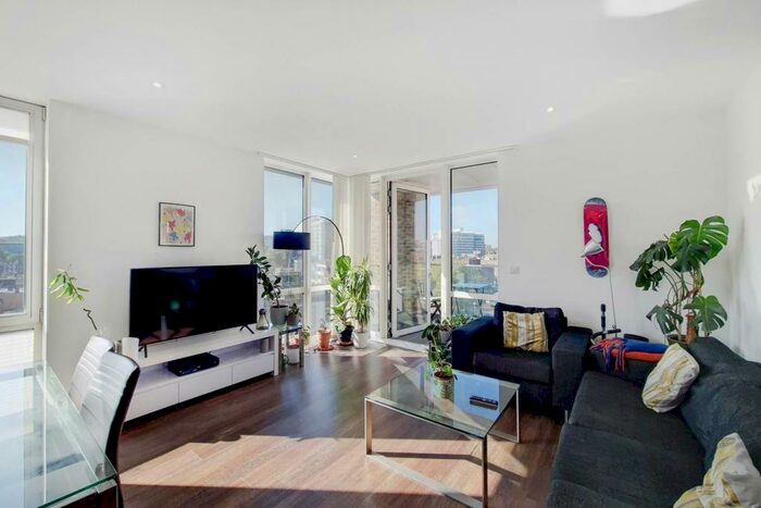 3 Bedroom Flat To Rent In Plumstead Road, Woolwich, London, SE18