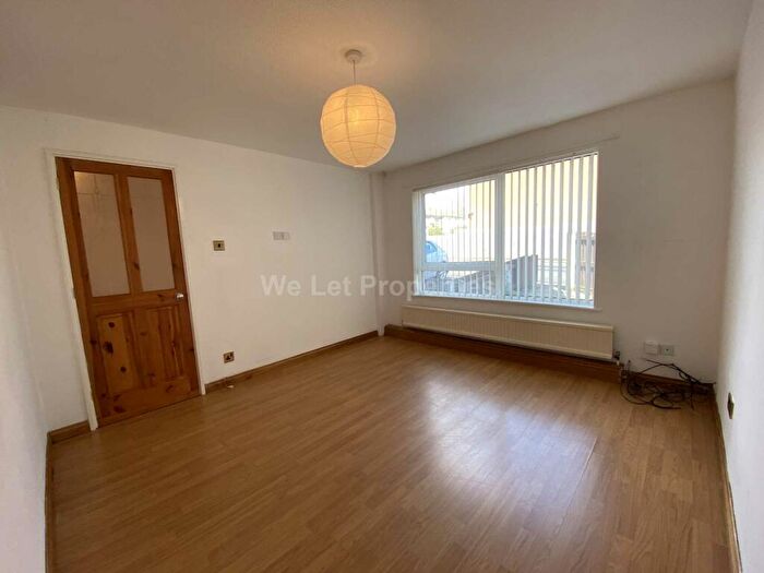 3 Bedroom House To Rent In Wodens Avenue, Salford, M5