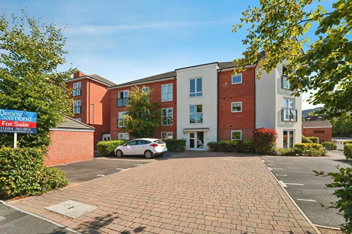 2 Bedroom Flat For Sale In Hill View Road, Malvern, WR14