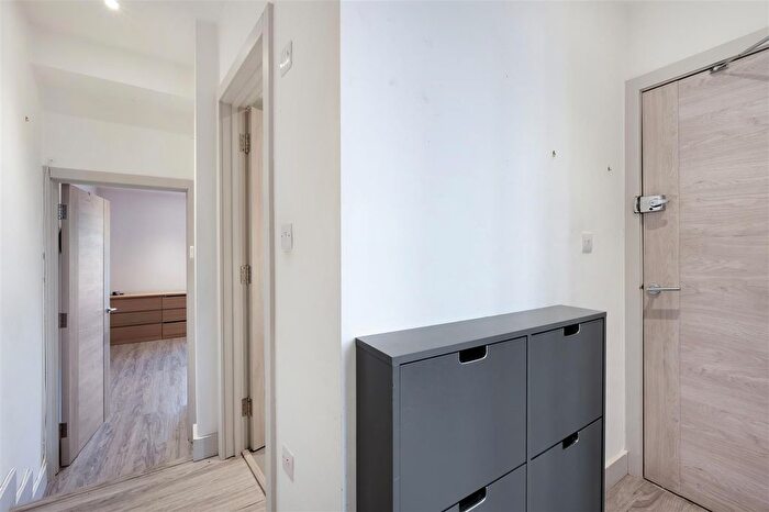 1 Bedroom Flat To Rent In Kingston Road, Wimbledon, SW19