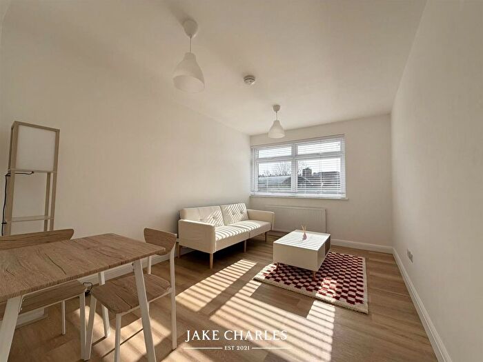 2 Bedroom Flat To Rent In High Street, London, N8