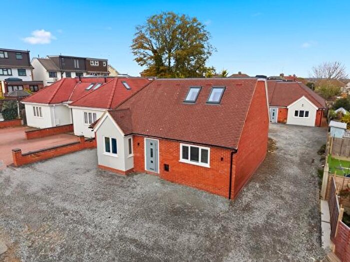 3 Bedroom Bungalow For Sale In Peachtree Close, (chigwell Borders), IG6