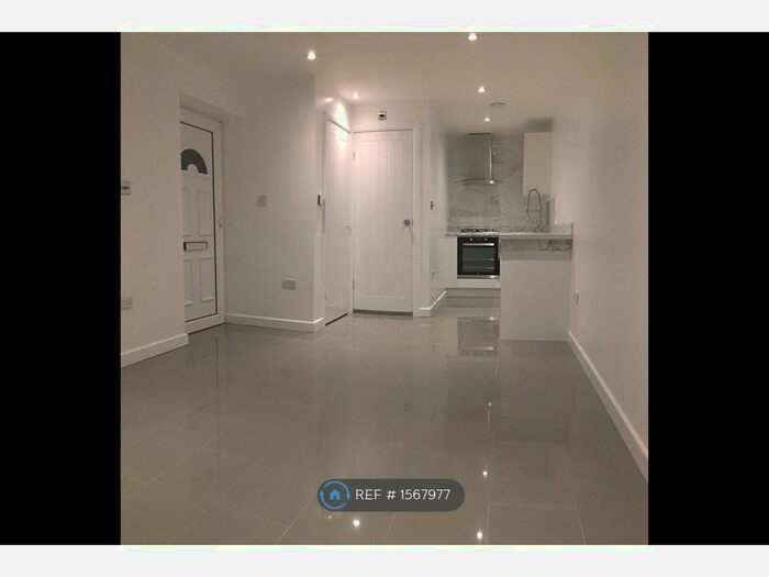 1 Bedroom Flat To Rent In Stoke Poges Lane, Slough, SL1