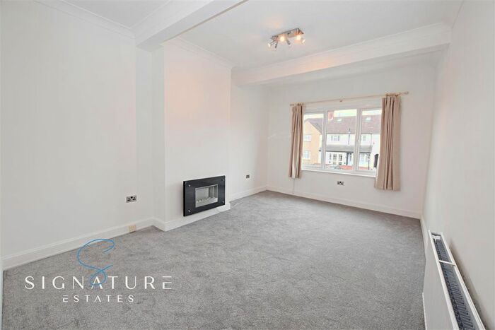 3 Bedroom Flat To Rent In St. Albans Road, Watford, WD24