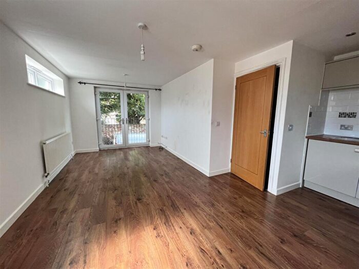 2 Bedroom Apartment To Rent In South Avenue, Southend-On-Sea, SS2