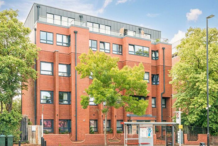 2 Bedroom Flat To Rent In High Street, Feltham, TW13