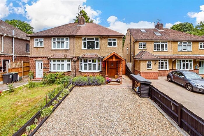 3 Bedroom Semi-Detached House For Sale In Park Road, Leybourne, West Malling, Kent, ME19