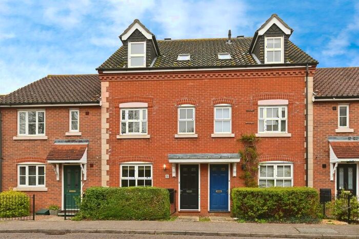 3 Bedroom Town House For Sale In Wheatfield Way, Long Stratton, Norwich, NR15