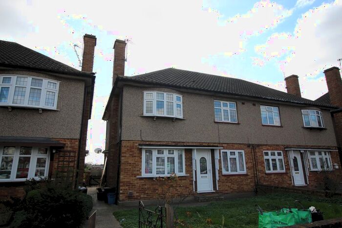 2 Bedroom Maisonette To Rent In Eastern Avenue, Ilford, Essex, IG2