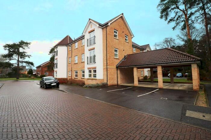 2 Bedroom Apartment To Rent In Haskins Gardens, Farnborough, Hampshire, GU14