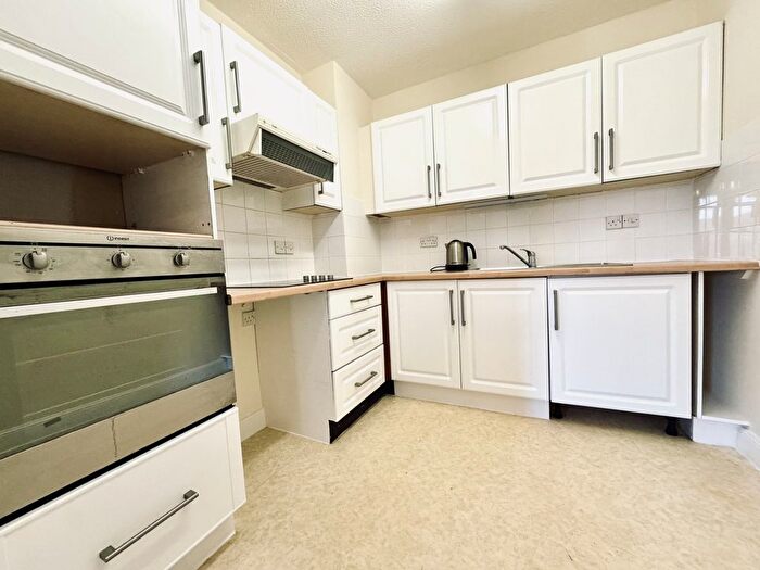 1 Bedroom Flat For Sale In Cedar Lodge, Hartley Wintney, RG27