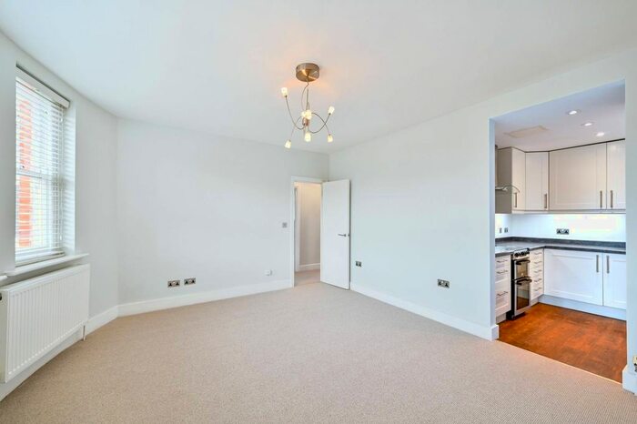 2 Bedroom Flat To Rent In Claremont Gardens, Surbiton, KT6