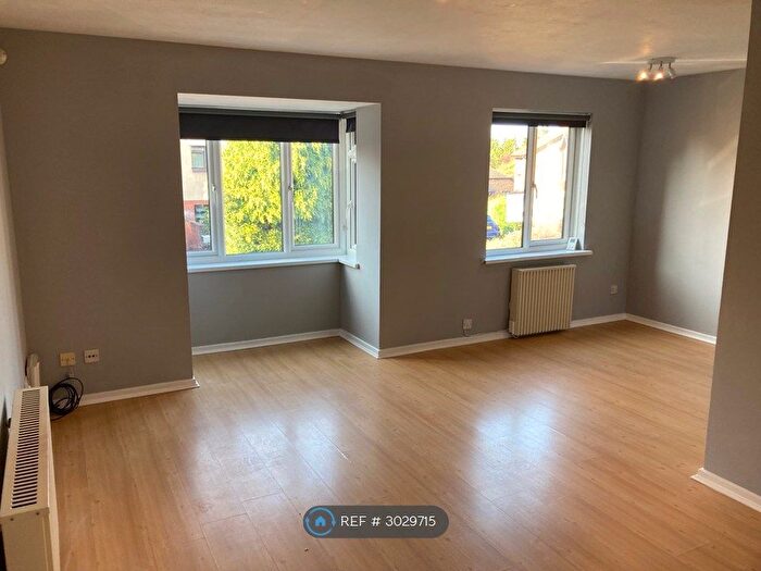 2 Bedroom Flat To Rent In Oak Apple Court, London, SE12