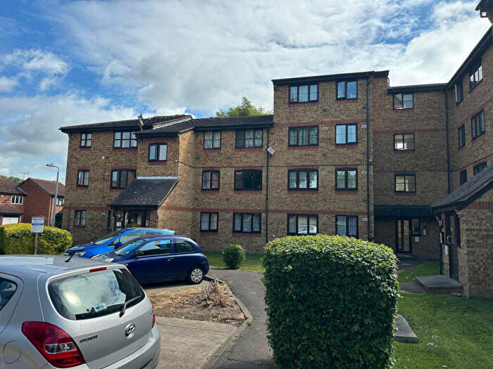 Flat To Rent In Crest Avenue, Grays, Essex, RM17