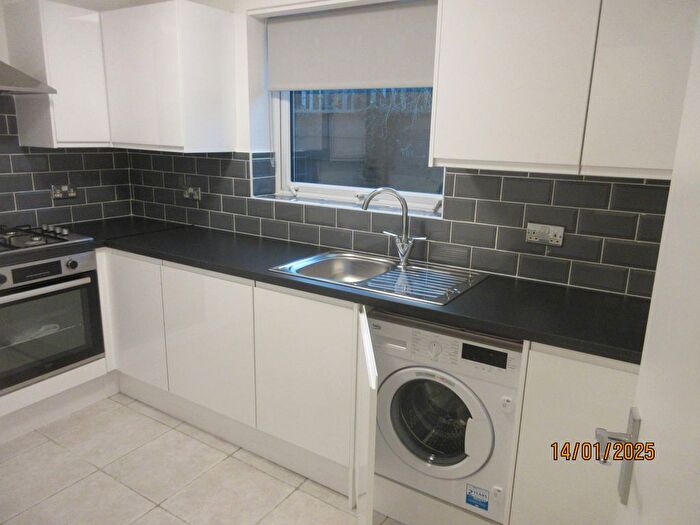 2 Bedroom Flat To Rent In Shurland Avenue, Barnet, EN4
