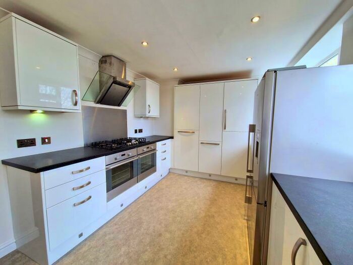 2 Bedroom Apartment To Rent In Street Lane, Roundhay, Leeds, LS8