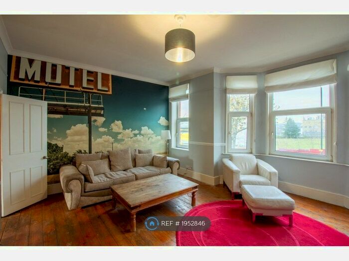 3 Bedroom Flat To Rent In Knights Hill, London, SE27