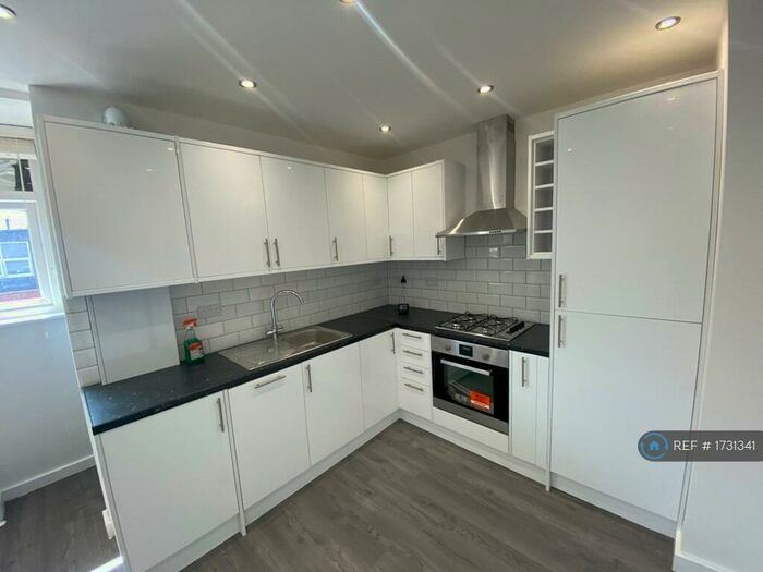 4 Bedroom Flat To Rent In Green Lanes, London, N4