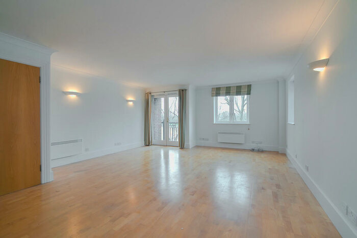 2 Bedroom Maisonette To Rent In Boatrace Court, Mortlake High Street, SW14