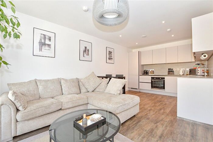 2 Bedroom Flat For Sale In Eastern Avenue, Swanscombe, Kent, DA10