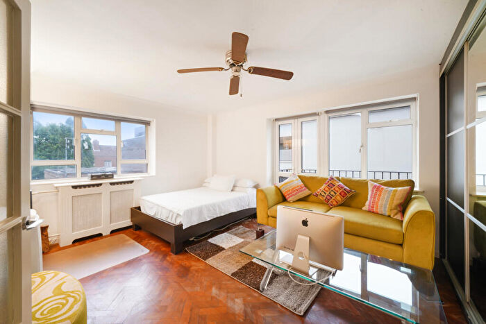 Flat To Rent In Reynolds House, Wellington Road, NW8