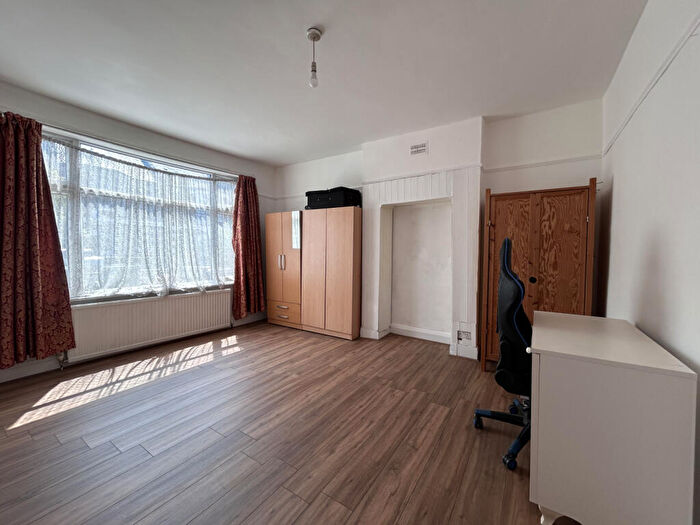 2 Bedroom Flat To Rent In Woodside Road, Wood Green, N22