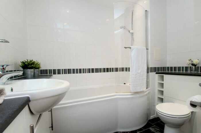 1 Bedroom Flat To Rent In Town Mead, RH11