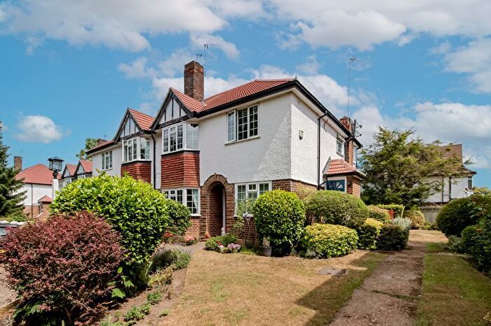 2 Bedroom Flat To Rent In Ditton Lawn, Thames Ditton, KT7