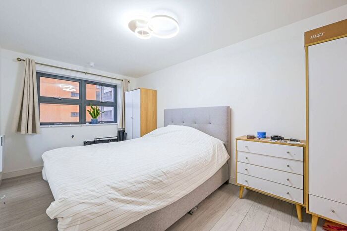 2 Bedroom Flat To Rent In Maltings Close, Tower Hamlets, London, E3