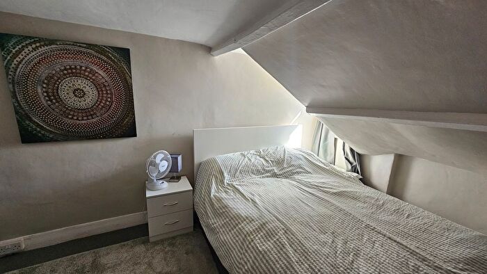 2 Bedroom Flat To Rent In Church Street, Paignton, TQ3