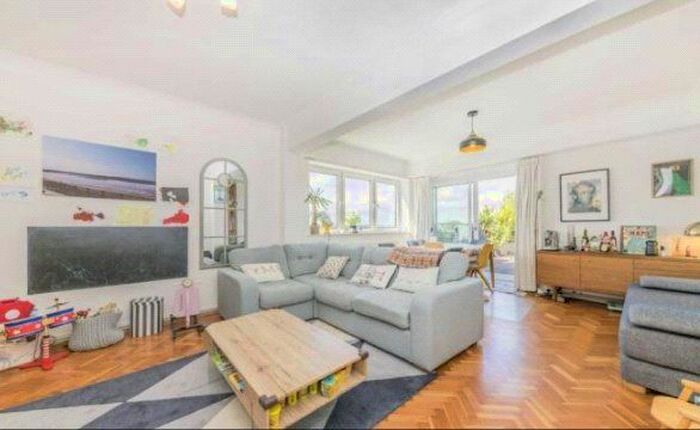 3 Bedroom Flat To Rent In Belvedere Court, - Upper Richmond Road, London, SW15