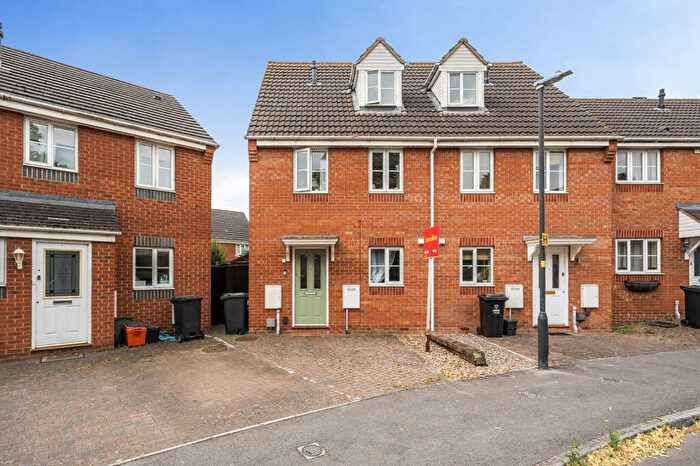3 Bedroom End Of Terrace House For Sale In Winton Road, Swindon, SN3
