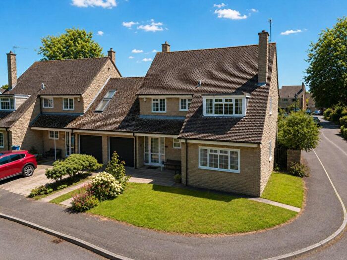 4 Bedroom Link Detached House For Sale In Barn End, Marshfield, SN14
