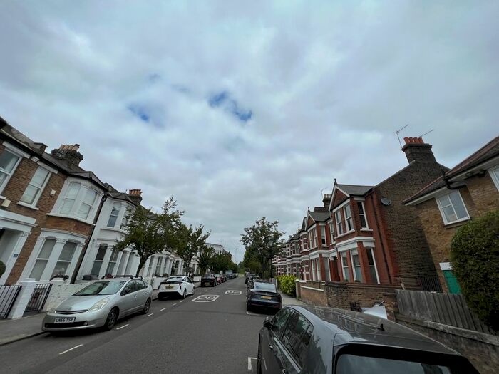 Studio To Rent In Brewster Gardens, London, W10