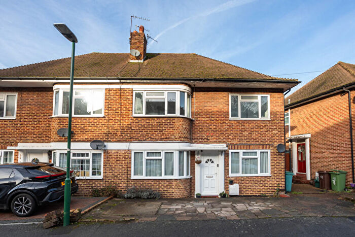 2 Bedroom Maisonette For Sale In Falcourt Close, Sutton, Surrey, SM1
