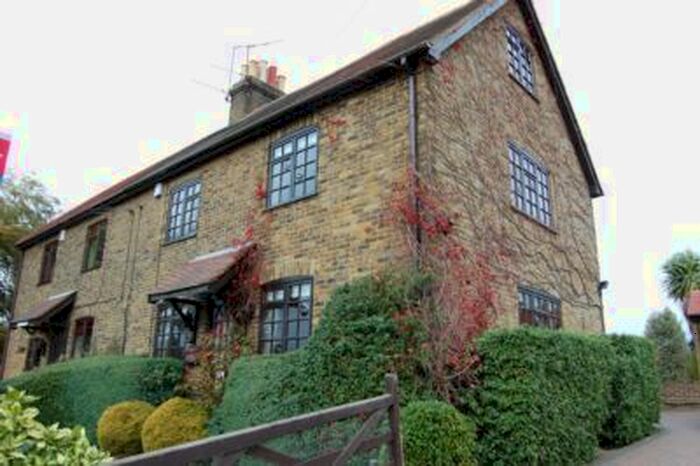 3 Bedroom Cottage To Rent In Henhurst Road, Cobham DA12