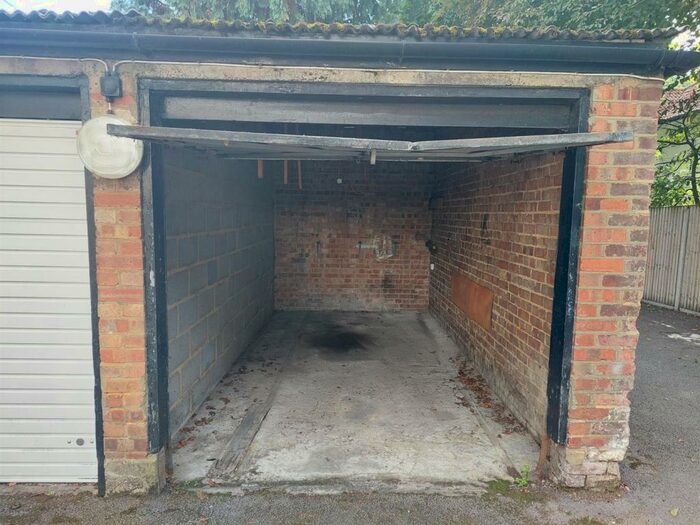 Garage / Parking To Rent In Beech Lawns, London, N12
