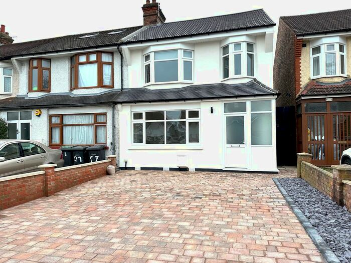 3 Bedroom Semi-Detached House To Rent In Durnsford Road, London, N11