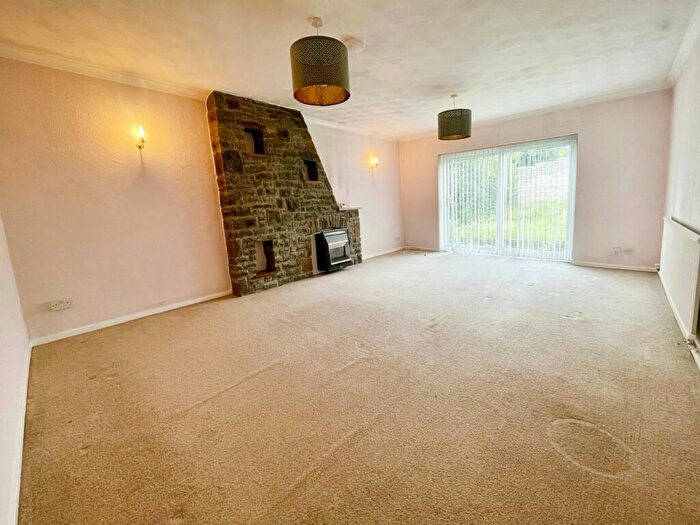 5 Bedroom Semi-Detached House For Sale In Walters Road, Bridgend, CF31 - Photo 3